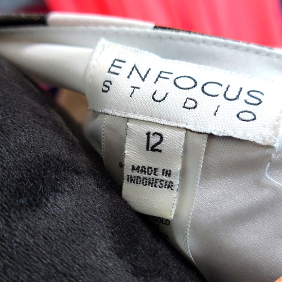 ENFOCUS STUDIO Floral Fitted Dress with Key Hole Neckline Size 12. #357 - Picture 7 of 7